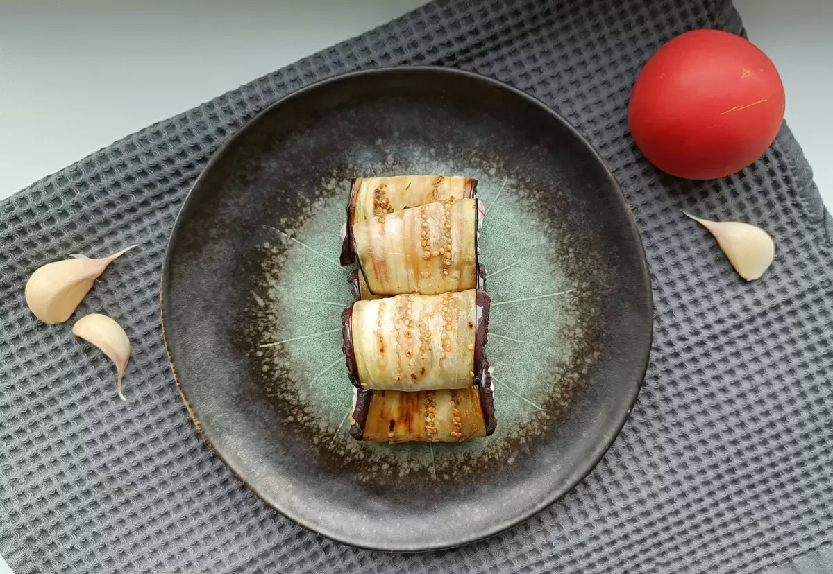 Соблазнительные баклажановые рулетики: наслаждайтесь летними вкусами