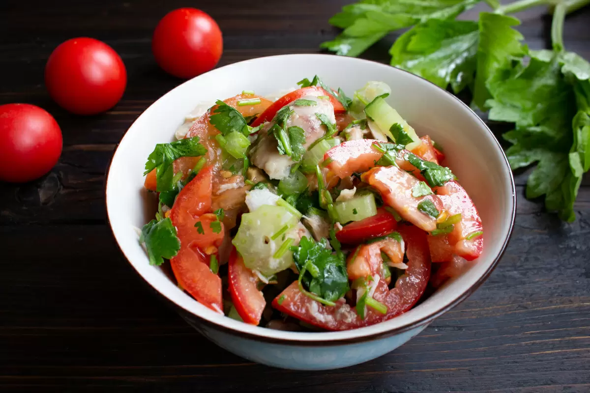 Легкий салат с курицей и свежими овощами: идеальное решение для ужина