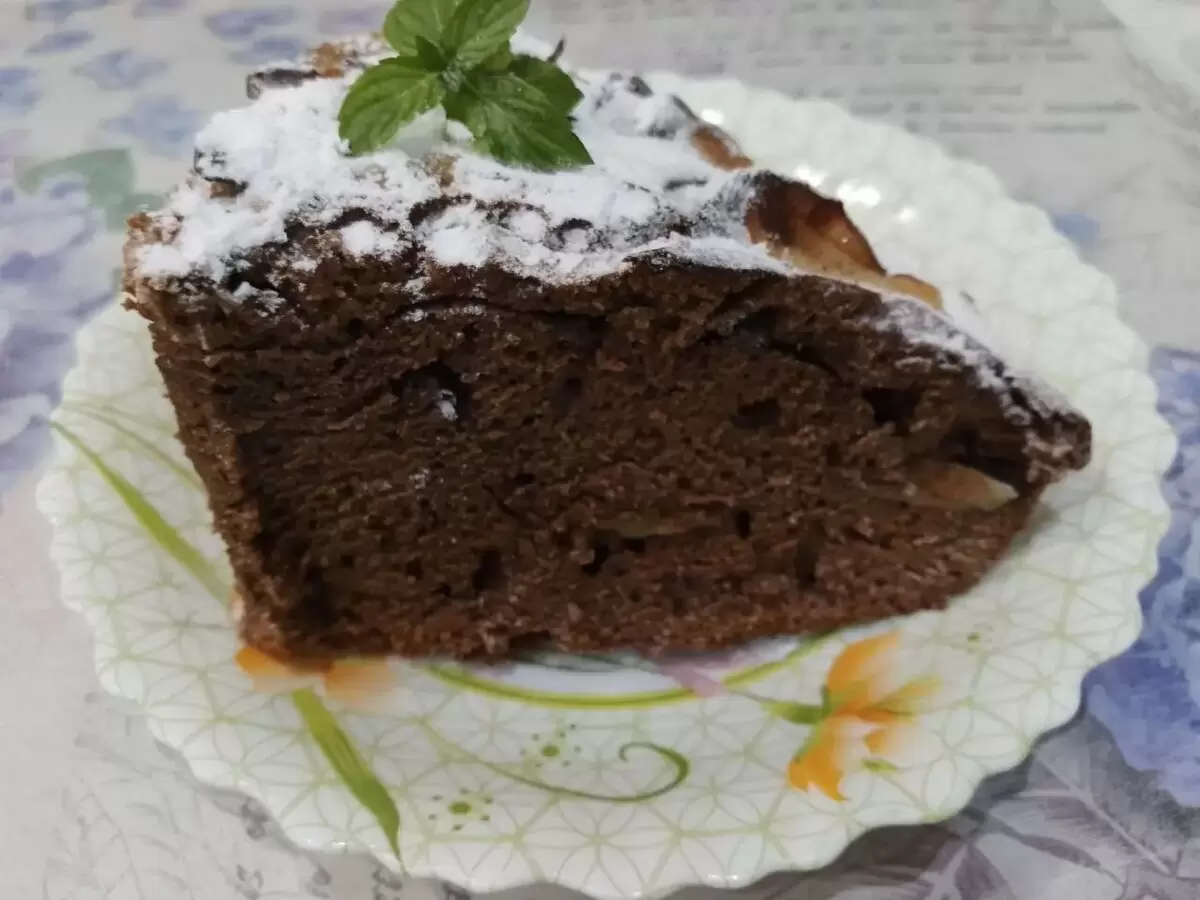 Неповторимый шоколадный пирог с яблоками: как удивить гостей за чаем