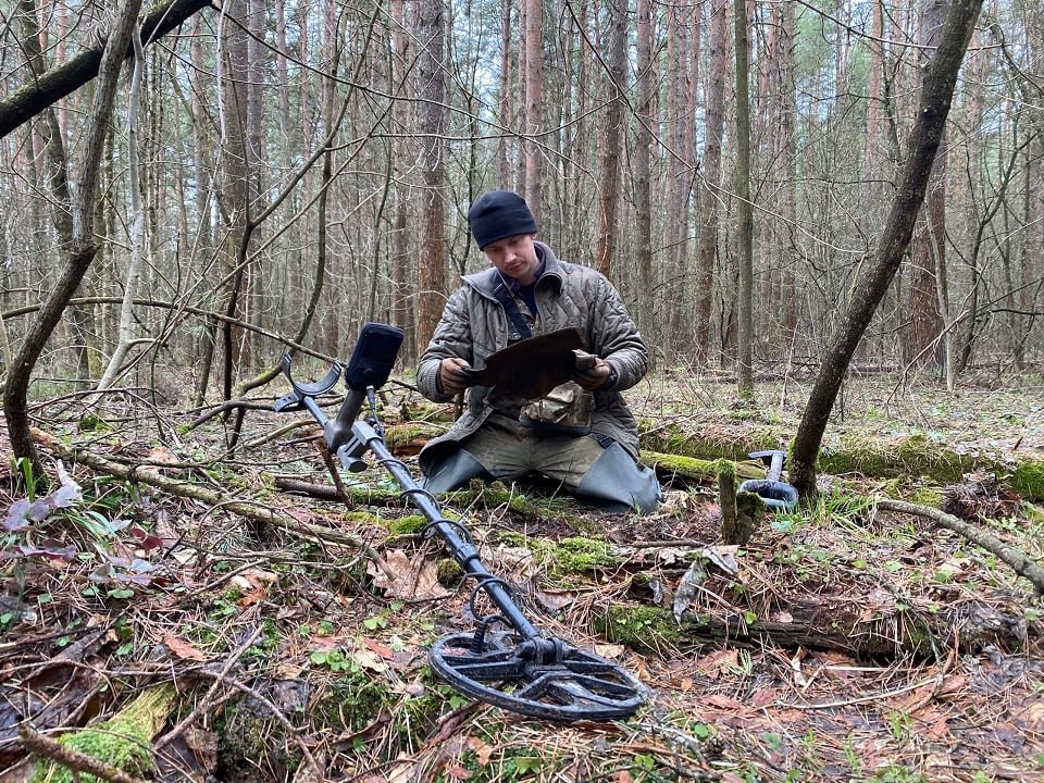 Тверские поисковики обследуют место падения советского самолета Тверские поисковики обследуют место падения советского самолета