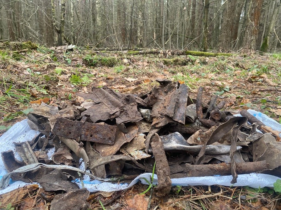 Тверские поисковики обследуют место падения советского самолета Тверские поисковики обследуют место падения советского самолета