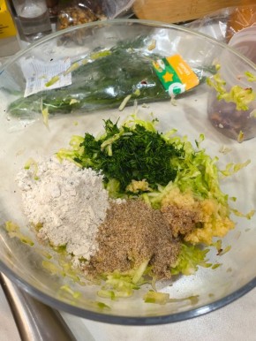 Простой и вкусный ужин: кабачковые оладьи