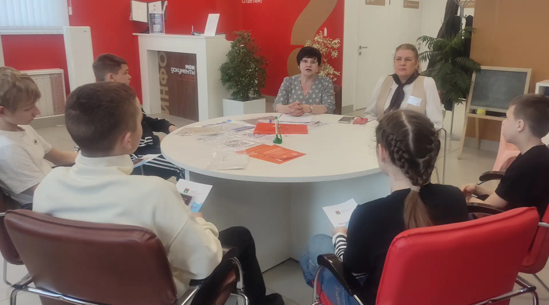 Первый и самый важный шаг к взрослой жизни: торжественные церемонии вручения паспортов граждан России будущим избирателям Первый и самый важный шаг к взрослой жизни: торжественные церемонии вручения паспортов граждан России будущим избирателям