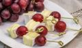 Закуска с сыром бри и виноградом: быстро и вкусно