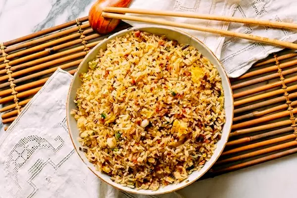 Сычуаньский жареный рис: восхитительное блюдо с хрустящей корочкой