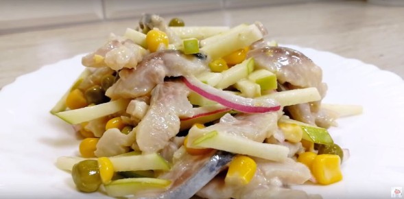 Салат с малосольной селедкой за 10 минут: наслаждение и легкость в каждом укусе