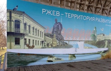 Подростки изуродовали главную сцену города в Тверской области