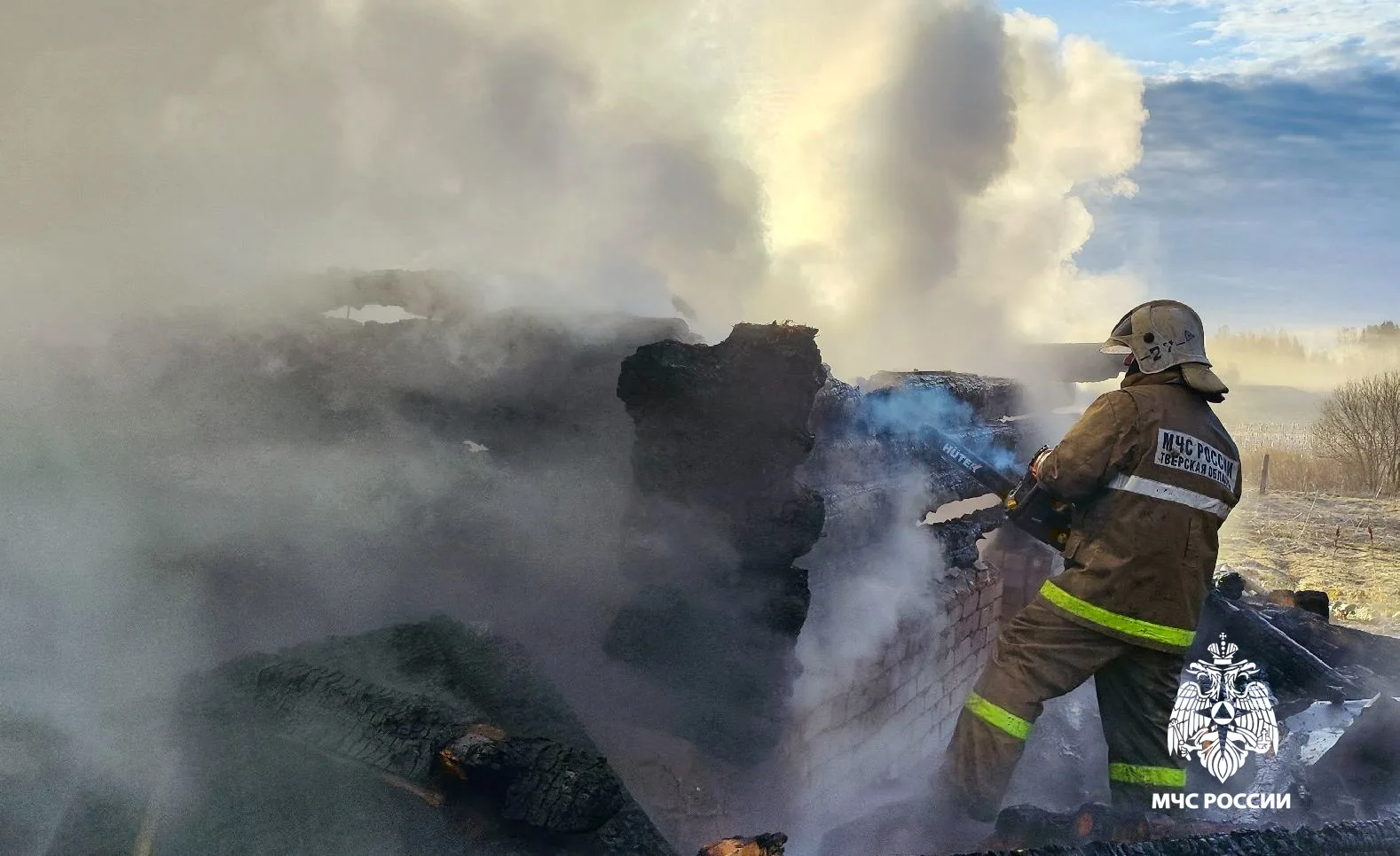 Гибель на пожаре. Сегодня ночью произошло возгорание жилого дома в селе Кесьма Весьегонского МО, незамедлительно на место происшествия были направлены отделения ПСЧ 27, а также ДПК «Кесьма» Гибель на пожаре. Сегодня ночью произошло возгорание жилого дома в селе Кесьма Весьегонского МО, незамедлительно на место происшествия были направлены отделения ПСЧ 27, а также ДПК «Кесьма»