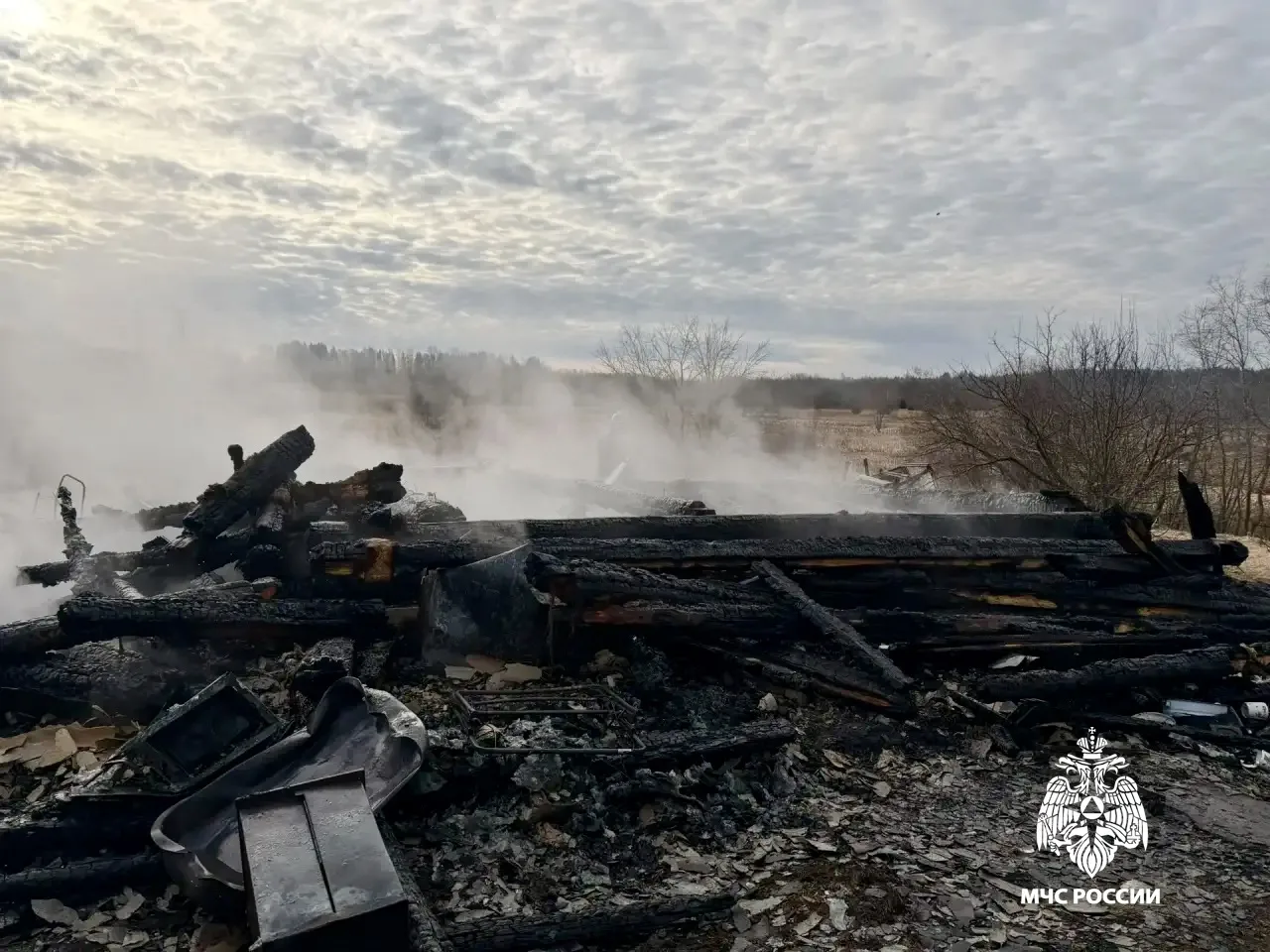 Гибель на пожаре. Сегодня ночью произошло возгорание жилого дома в селе Кесьма Весьегонского МО, незамедлительно на место происшествия были направлены отделения ПСЧ 27, а также ДПК «Кесьма» Гибель на пожаре. Сегодня ночью произошло возгорание жилого дома в селе Кесьма Весьегонского МО, незамедлительно на место происшествия были направлены отделения ПСЧ 27, а также ДПК «Кесьма»