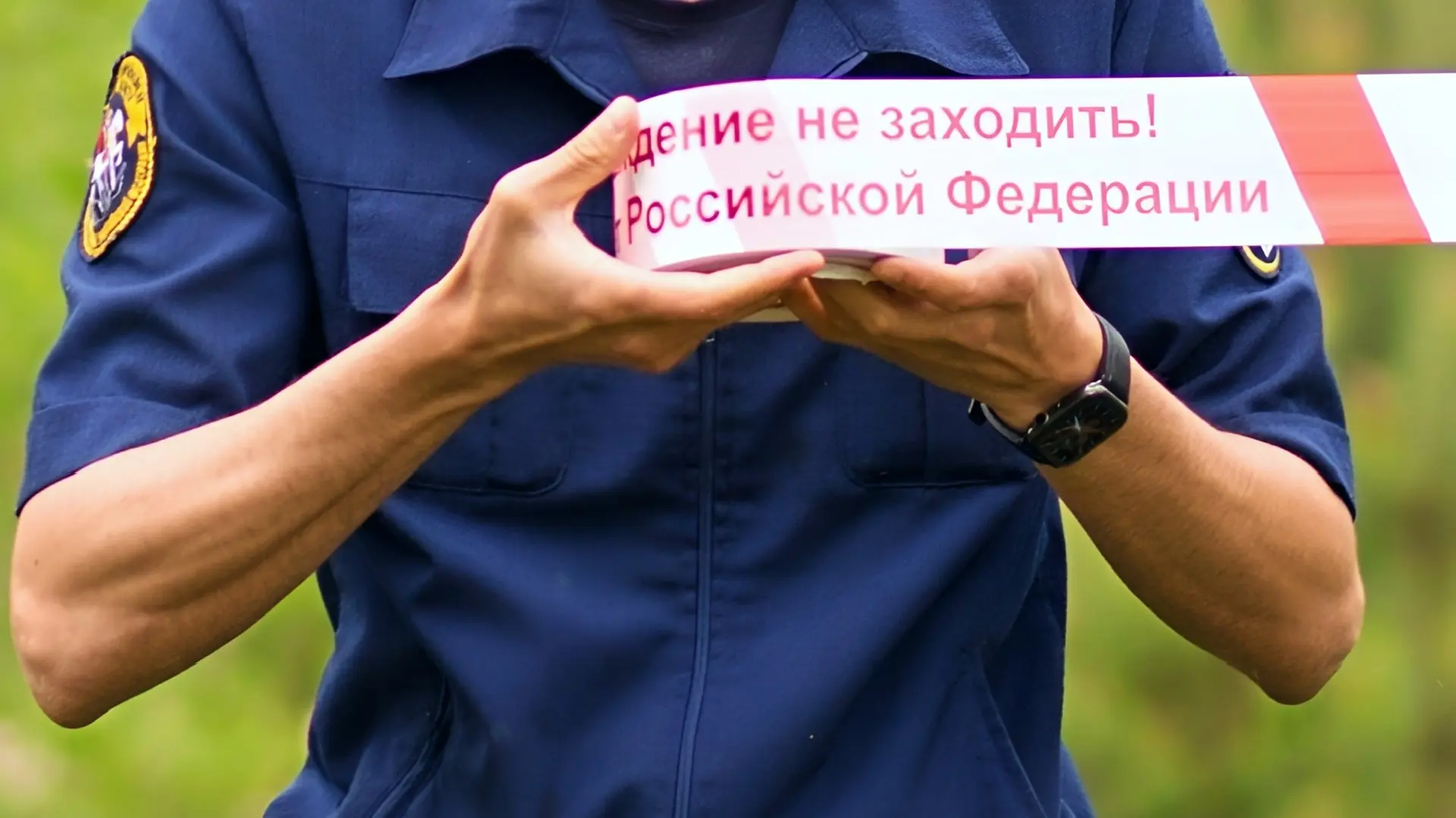 Следователь Следственного комитета работает на месте происшествия, где из окна дома выпал ребенок