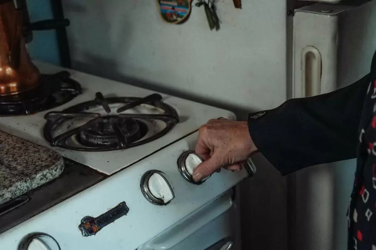 Опасность газа в доме: как обезопасить пожилых людей от забывчивости на кухне