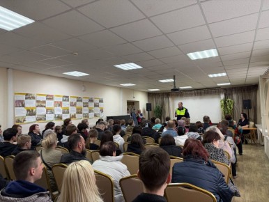 Сотрудники Госавтоинспекции и ПДН провели собрание в ГКУ ТО «Центр социальной поддержки населения»