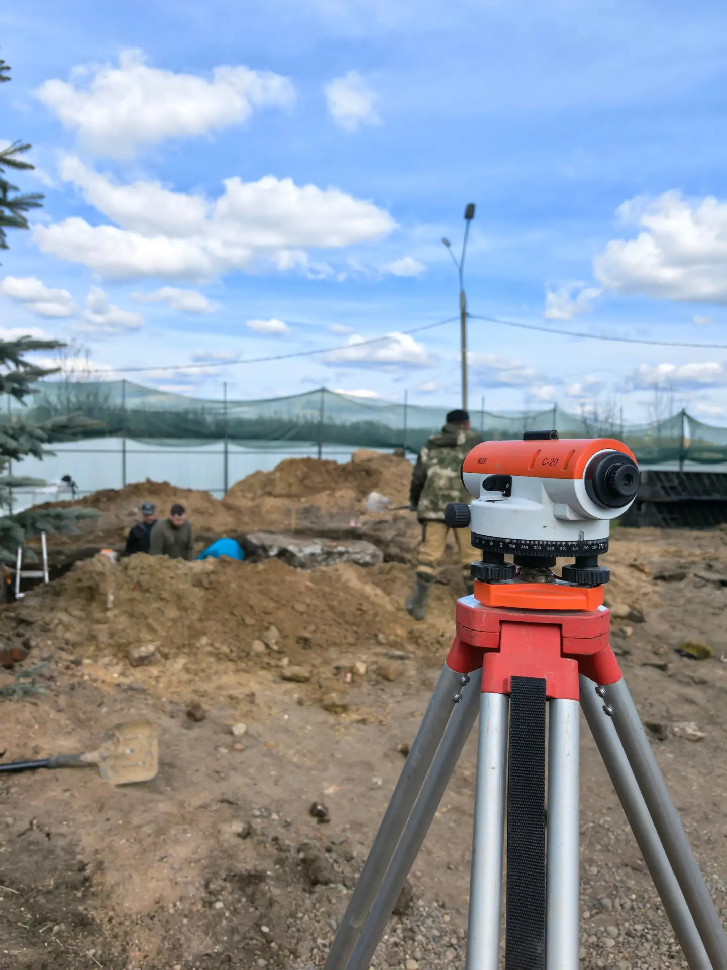 Старинные артефакты нашли на месте установки колеса обозрения в Твери