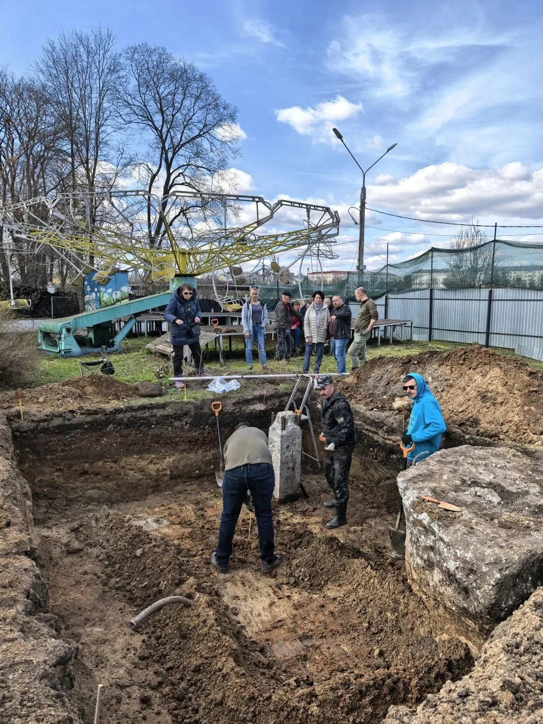 Старинные артефакты нашли на месте установки колеса обозрения в Твери Старинные артефакты нашли на месте установки колеса обозрения в Твери