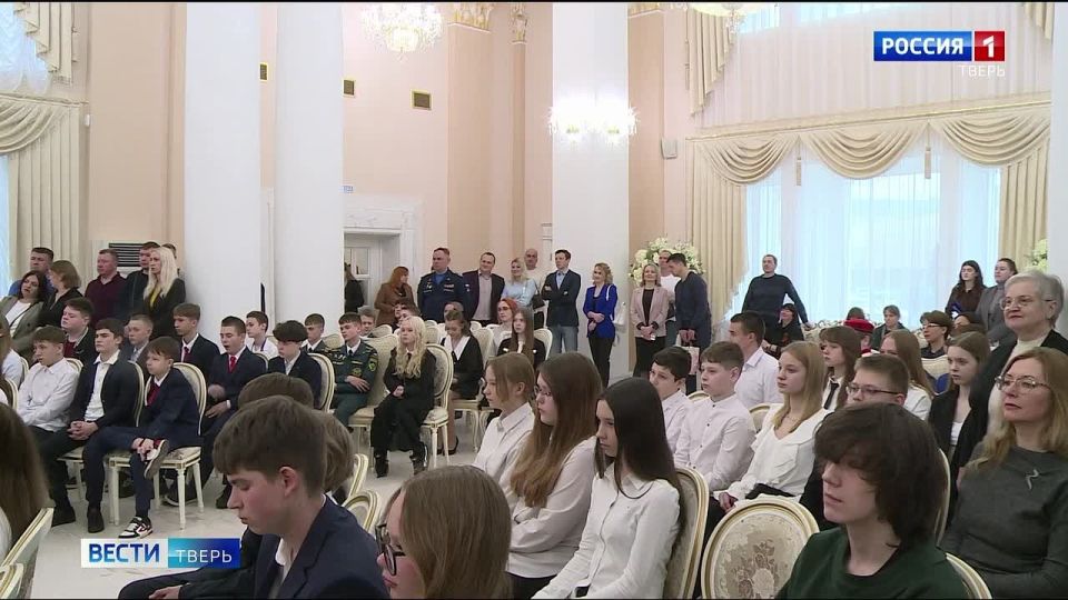 В преддверии Дня Победы тверским школьникам вручили паспорта