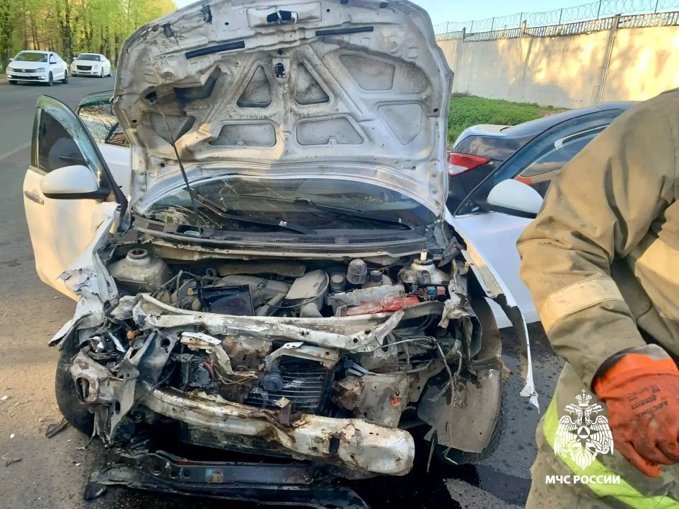 Вчера сотрудники 13 ПСЧ ликвидировали последствия ДТП на улице Дзержинского в Торжке, где произошло столкновение двух легковых автомобилей