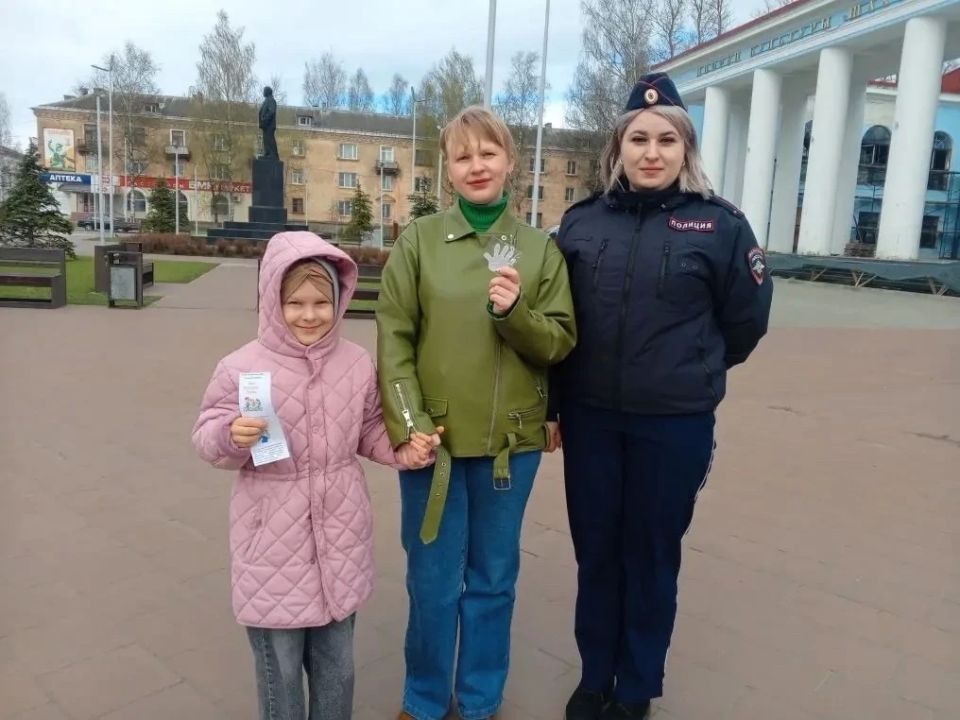Нелидовские автоинспекторы совместно с сотрудниками Детской библиотеки провели акцию «Вместе за безопасность на дороге» Нелидовские автоинспекторы совместно с сотрудниками Детской библиотеки провели акцию «Вместе за безопасность на дороге»