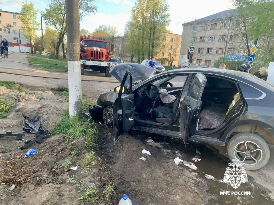 Вчера сотрудники 13 ПСЧ ликвидировали последствия ДТП на улице Дзержинского в Торжке, где произошло столкновение двух легковых автомобилей Вчера сотрудники 13 ПСЧ ликвидировали последствия ДТП на улице Дзержинского в Торжке, где произошло столкновение двух легковых автомобилей