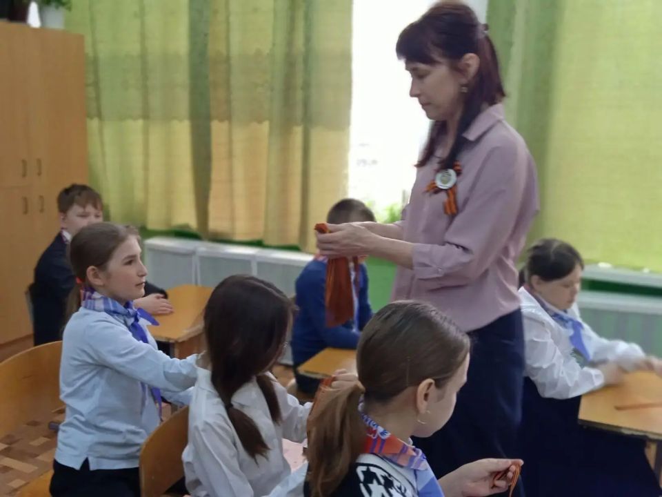 Символы Великой Победы. . В преддверии празднования 81й годовщины Великой Победы у учащихся начальных классов Весьегонской школы состоялось тематическое занятие «Символы Победы» Символы Великой Победы. . В преддверии празднования 81й годовщины Великой Победы у учащихся начальных классов Весьегонской школы состоялось тематическое занятие «Символы Победы»