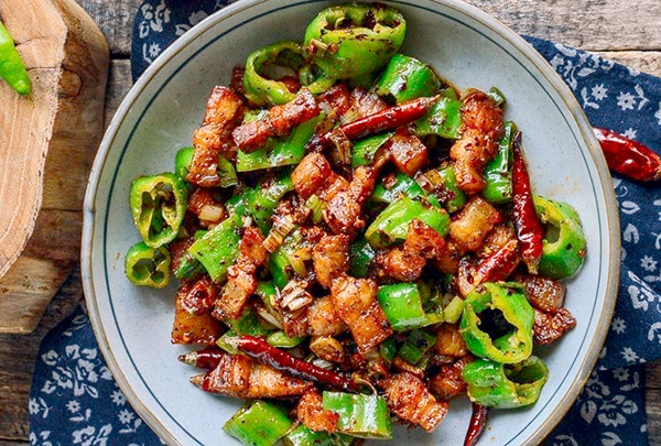 Погружение в сычуаньскую кухню: как приготовить свиную грудинку с тремя перцами