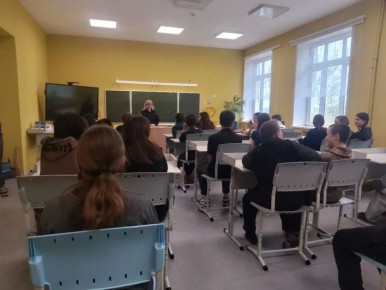 В преддверии летних каникул сотрудники Госавтоинспекции г. Бологое провели для школьников уроки безопасности