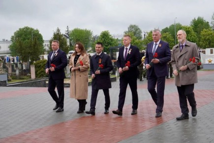 В преддверии Дня Победы на Аллее Памяти гарнизонного кладбища в Бресте торжественно открыли мемориальную доску в честь красноармейцев, призванных из Тверской (Калининской) области и погибших при обороне Брестской крепости в...