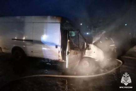 В Торжке ночью сгорел микроавтобус