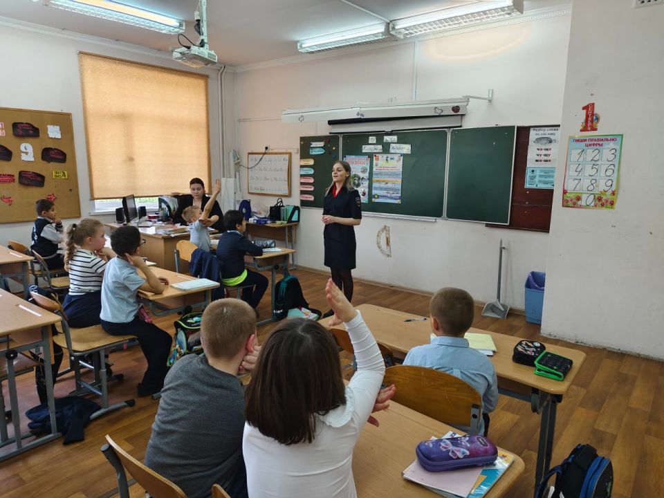 В преддверии летних школьных каникул сотрудники тверской Госавтоинспекции напомнили ученикам СОШ № 19 о правилах безопасности на дороге В преддверии летних школьных каникул сотрудники тверской Госавтоинспекции напомнили ученикам СОШ № 19 о правилах безопасности на дороге