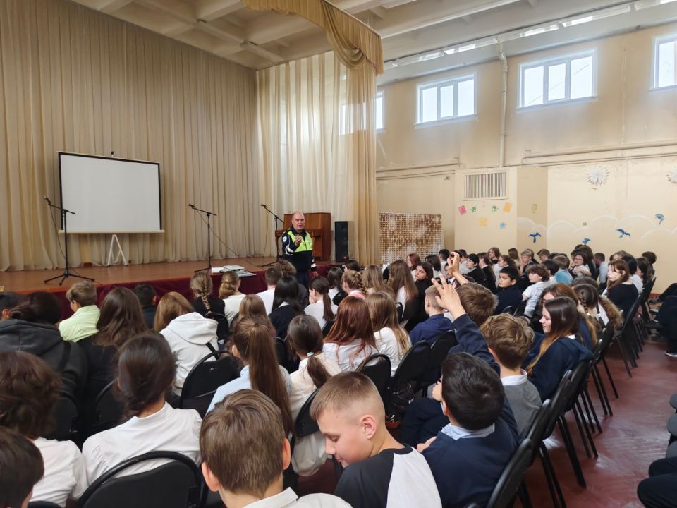 В преддверии летних школьных каникул сотрудники тверской Госавтоинспекции напомнили ученикам СОШ № 19 о правилах безопасности на дороге В преддверии летних школьных каникул сотрудники тверской Госавтоинспекции напомнили ученикам СОШ № 19 о правилах безопасности на дороге