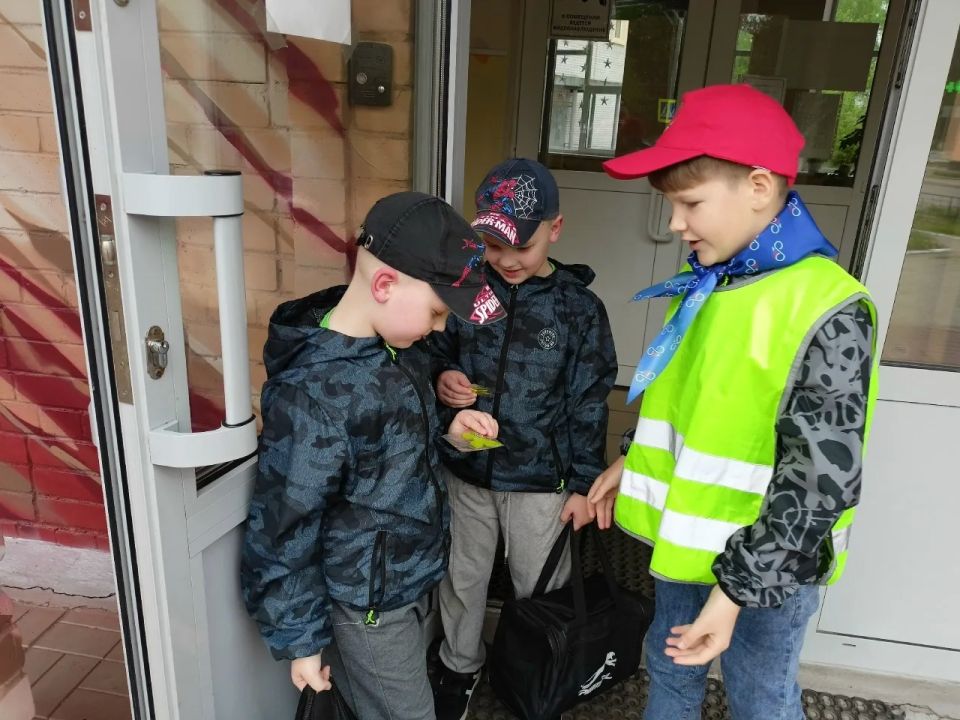 Ржевские автоинспекторы и отряд ЮИД призвали пешеходов «засветиться» на дорогах города Ржевские автоинспекторы и отряд ЮИД призвали пешеходов «засветиться» на дорогах города