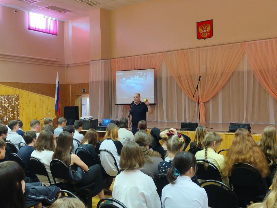 Сотрудники Госавтоинспекции города Твери провели для учащихся СОШ № 47 и Тверской епархиальной школы профилактические мероприятия «Лето без опасности» Сотрудники Госавтоинспекции города Твери провели для учащихся СОШ № 47 и Тверской епархиальной школы профилактические мероприятия «Лето без опасности»