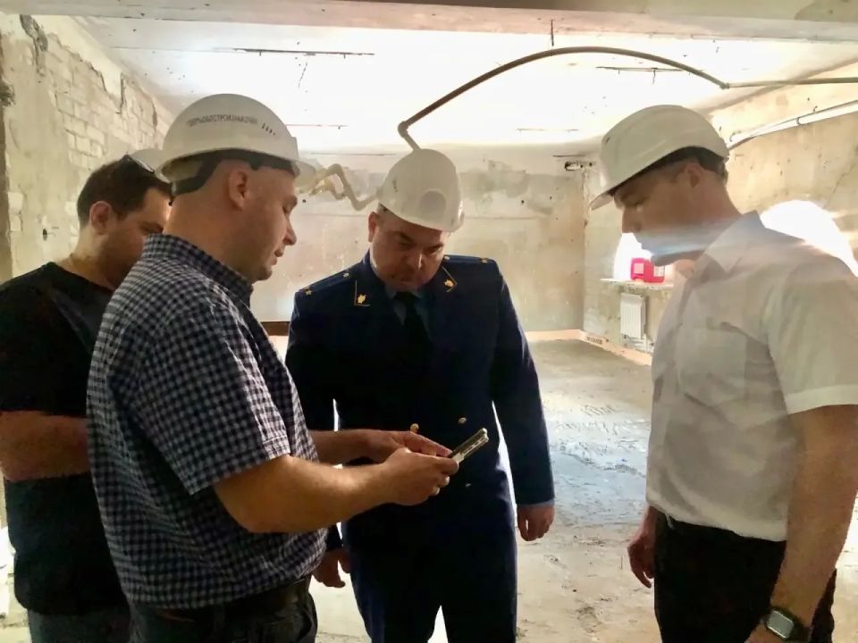 Прокурор Пролетарского района г. Твери проверил ход капитального ремонта бассейна во Дворе Пролетарки г. Твери