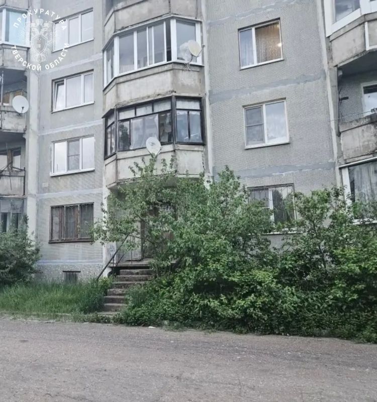 Сегодня, 22 мая 2026 года, с балкона 3-го этажа жилого дома № 23 по улице Маяковского г. Бологое выпала полуторогодовалая девочка