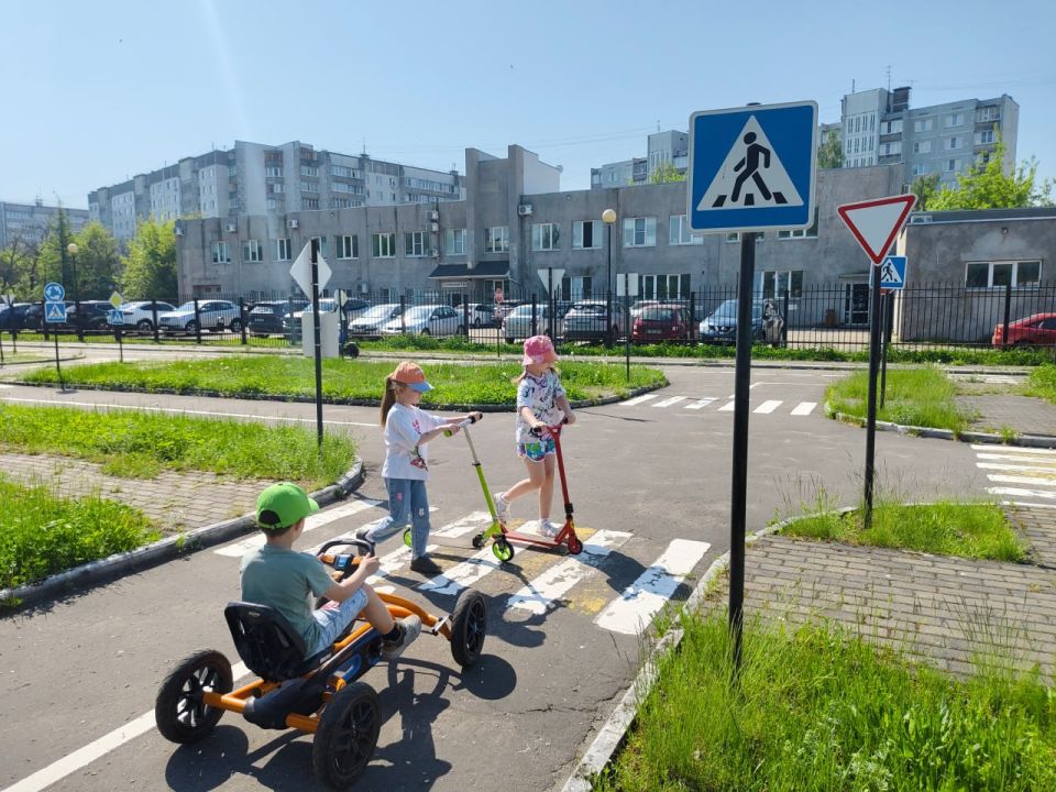 «Сначала теория по ПДД, а затем практика на веломобилях и самокатах» «Сначала теория по ПДД, а затем практика на веломобилях и самокатах»