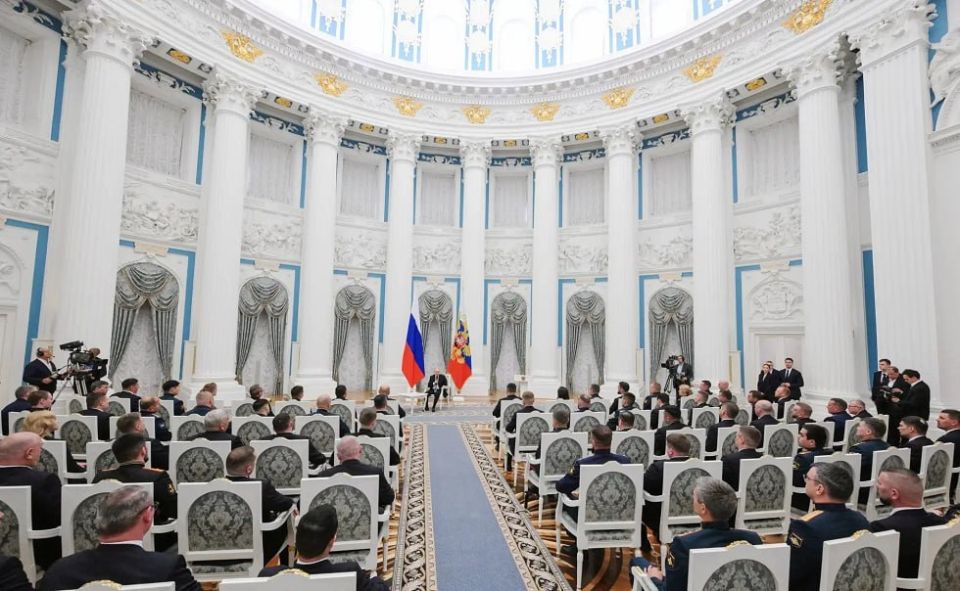 Владимир Путин встретился с выпускниками программы «Время героев» Владимир Путин встретился с выпускниками программы «Время героев»