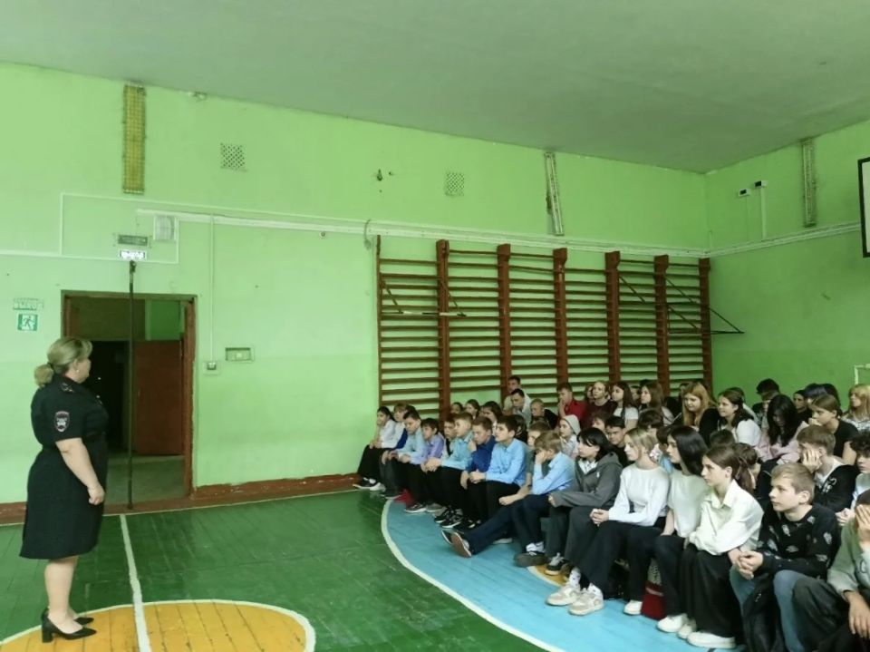 Сотрудники Госавтоинспекции продолжают напоминать школьникам о безопасности перед летними каникулами Сотрудники Госавтоинспекции продолжают напоминать школьникам о безопасности перед летними каникулами