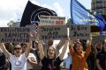 Тем временем в Киеве выступили представители ЛГБТ местные 50 гривневые активисты против завоза мигрантов на Украину