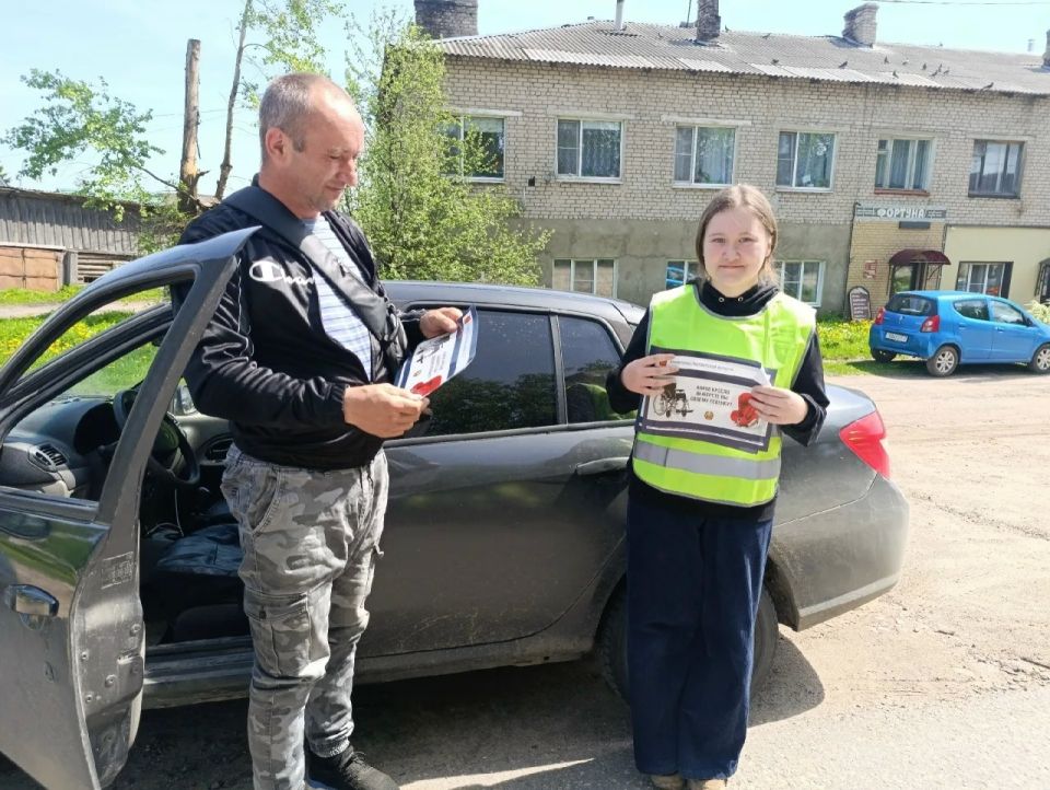 Сотрудники Госавтоинспекции и юные инспекторы движения призвали водителей к безопасности детей-пассажиров Сотрудники Госавтоинспекции и юные инспекторы движения призвали водителей к безопасности детей-пассажиров