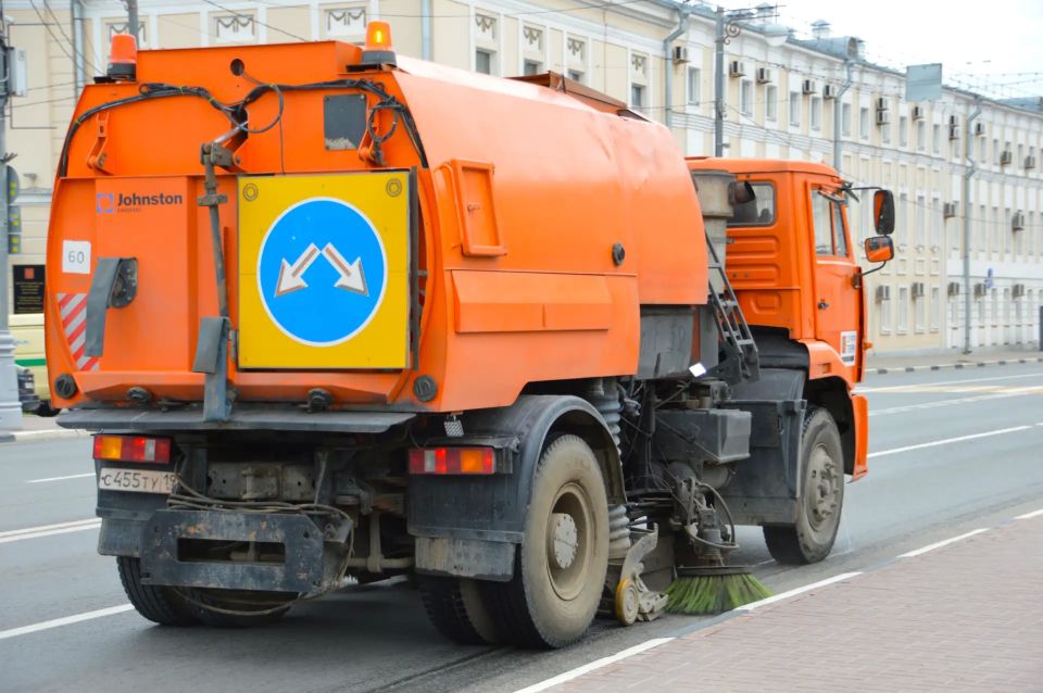 Во всех районах города ведутся сезонные работы по содержанию улично-дорожной сети, парков и скверов, оформлению цветников и покосу травы Во всех районах города ведутся сезонные работы по содержанию улично-дорожной сети, парков и скверов, оформлению цветников и покосу травы