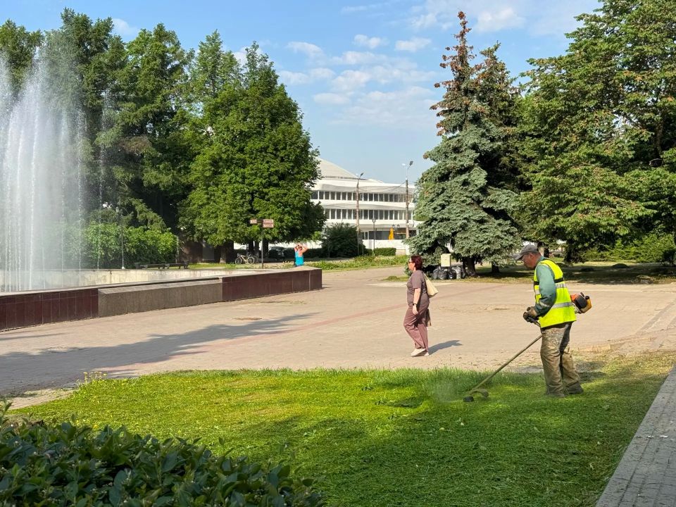 Во всех районах города ведутся сезонные работы по содержанию улично-дорожной сети, парков и скверов, оформлению цветников и покосу травы Во всех районах города ведутся сезонные работы по содержанию улично-дорожной сети, парков и скверов, оформлению цветников и покосу травы