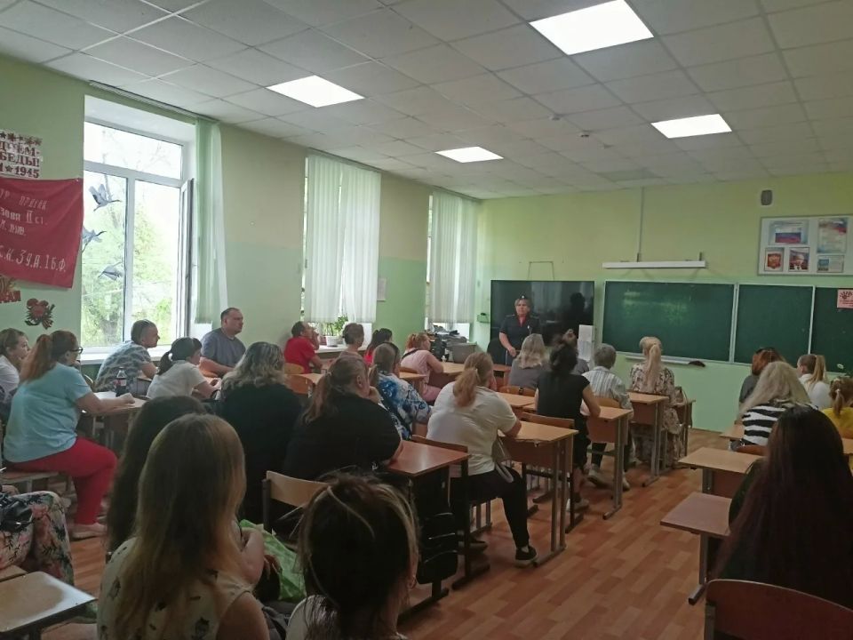 В рамках профилактической акции «Безопасные каникулы» сотрудники Госавтоинспекции провели встречи с родителями на школьных собраниях В рамках профилактической акции «Безопасные каникулы» сотрудники Госавтоинспекции провели встречи с родителями на школьных собраниях