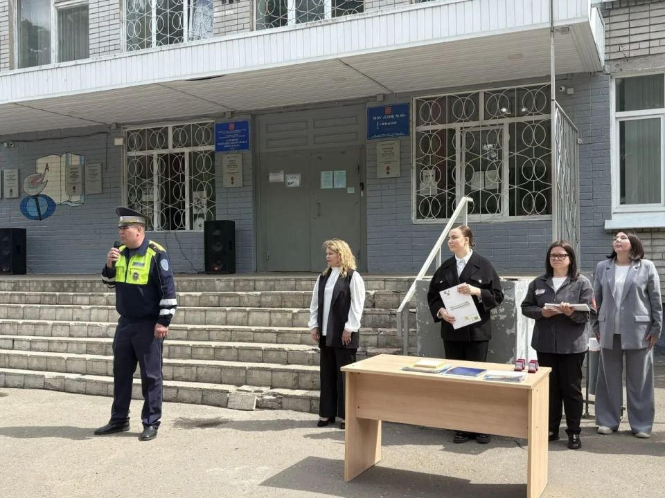 Инспекторы Госавтоинспекции города Твери пожелали ученикам СОШ № 43 безопасных каникул Инспекторы Госавтоинспекции города Твери пожелали ученикам СОШ № 43 безопасных каникул