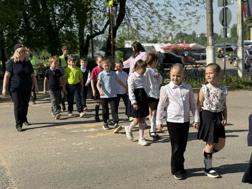 Бологовские автоинспекторы провели практические уроки для первоклассников Бологовские автоинспекторы провели практические уроки для первоклассников