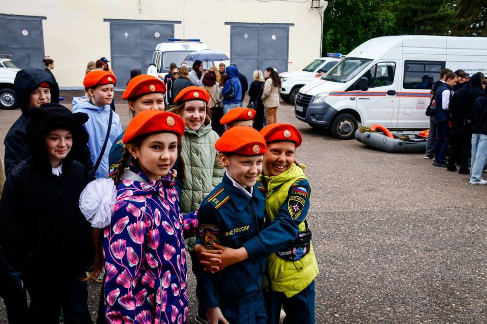 Сотрудники ГИМС и АСС показали тверским школьникам, как спасать утопающих Сотрудники ГИМС и АСС показали тверским школьникам, как спасать утопающих
