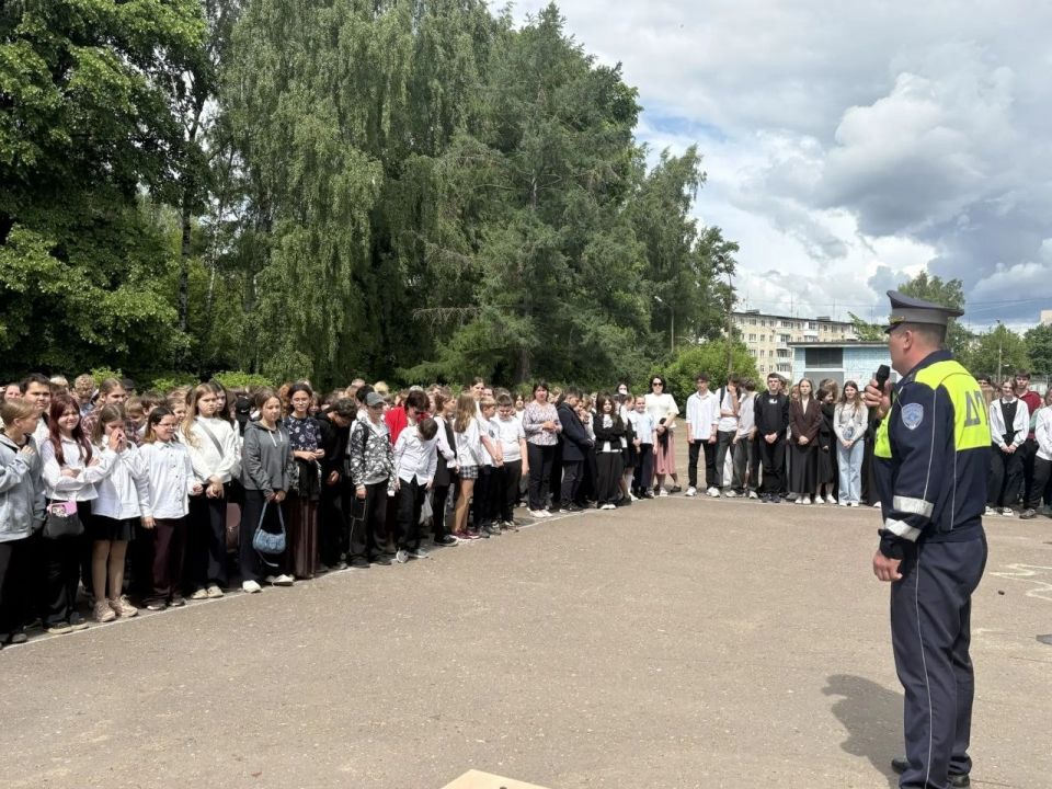 Инспекторы Госавтоинспекции города Твери пожелали ученикам СОШ № 43 безопасных каникул