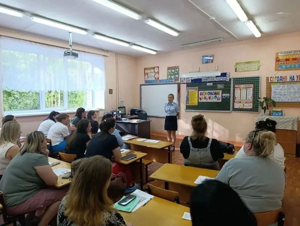 В рамках профилактической акции «Безопасные каникулы» сотрудники Госавтоинспекции провели встречи с родителями на школьных собраниях В рамках профилактической акции «Безопасные каникулы» сотрудники Госавтоинспекции провели встречи с родителями на школьных собраниях