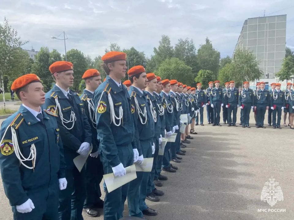 В Твери состоялся выпуск кадетских классов МЧС России «Юный спасатель» В Твери состоялся выпуск кадетских классов МЧС России «Юный спасатель»