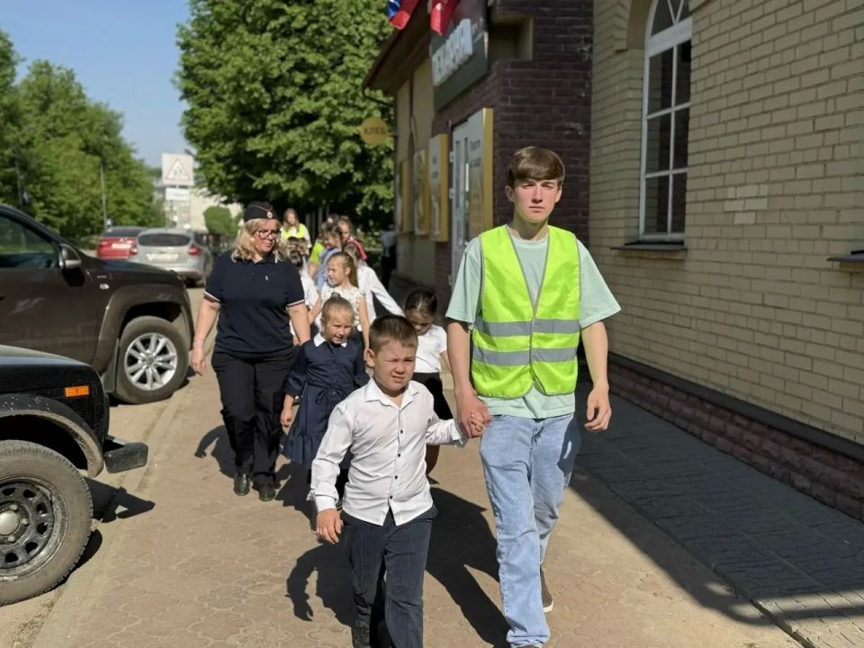 Бологовские автоинспекторы провели практические уроки для первоклассников Бологовские автоинспекторы провели практические уроки для первоклассников
