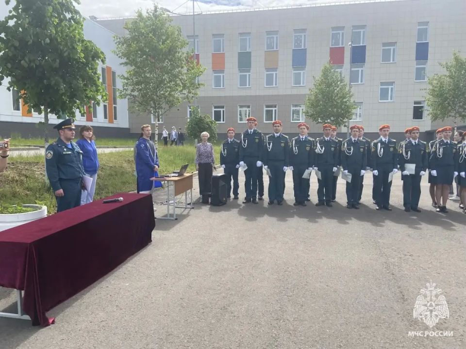 В Твери состоялся выпуск кадетских классов МЧС России «Юный спасатель» В Твери состоялся выпуск кадетских классов МЧС России «Юный спасатель»