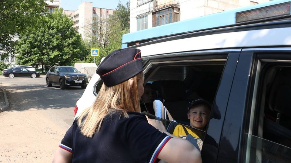 Тверские автоинспекторы провели акцию «Без кресла нет поездки!» Тверские автоинспекторы провели акцию «Без кресла нет поездки!»